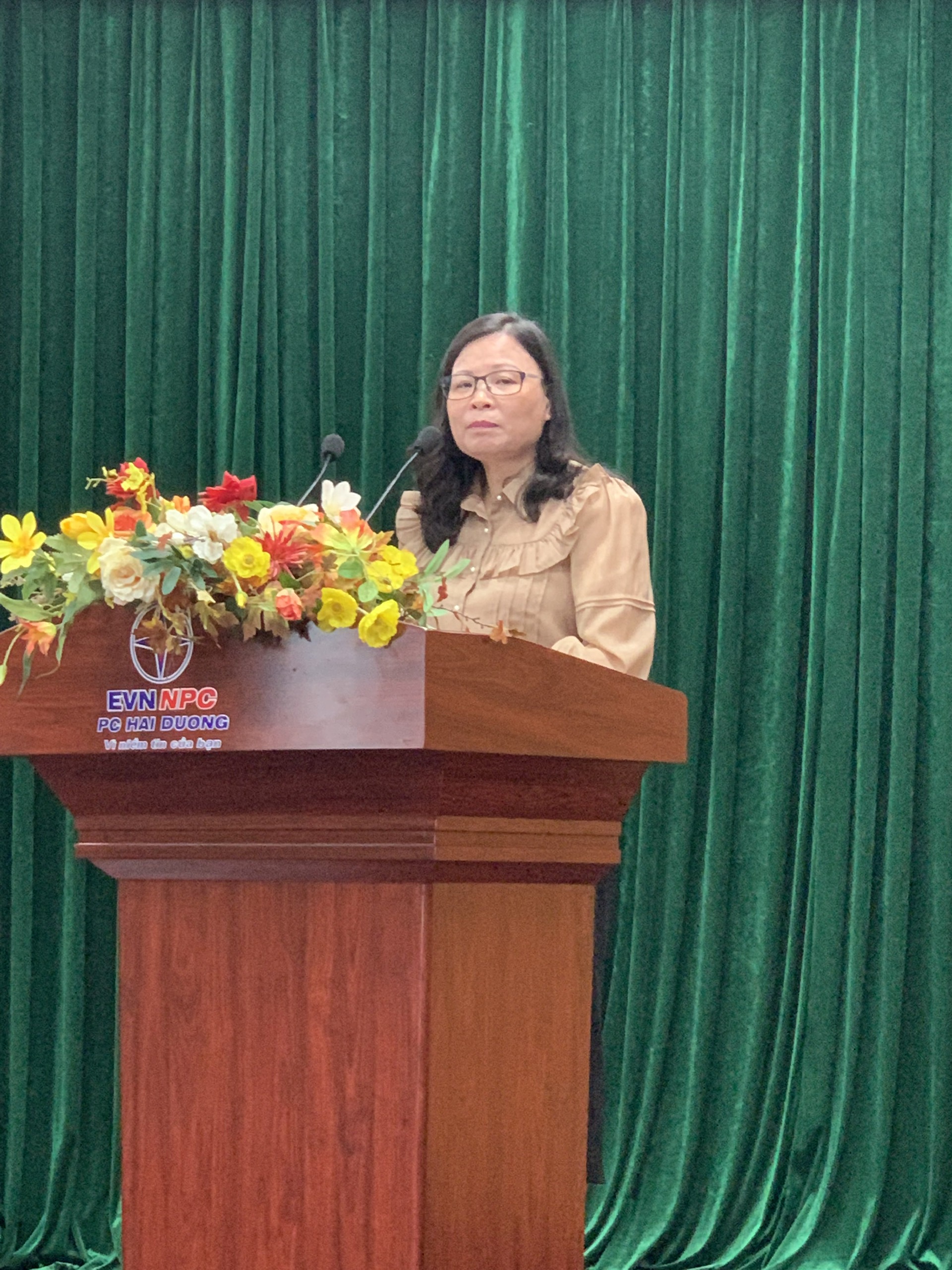 Đồng chí Nguyễn Thúy Hà, Bí thư Đảng ủy khối các cơ quan tỉnh chủ trì hội nghị